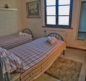 Dos camas una al lado de la otra en una habitación. en Gioconda Villa, en Varenna