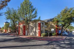 Gallery image of Suburban Studios in Albuquerque