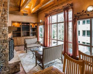 a living room filled with furniture and a fireplace at Econo Lodge Pigeon Forge Riverside in Pigeon Forge