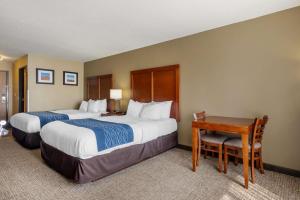 A bed or beds in a room at Comfort Inn & Suites Pittsburg