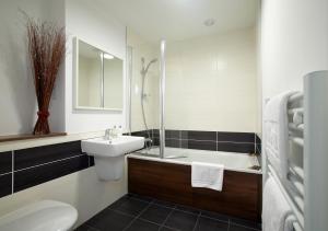 A bathroom at Skyline Plaza By Viridian Apartments