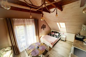 - une chambre avec une table, un lit et une fenêtre dans l'établissement Karpacz-Sosnówka apartamenty butikowe z widokiem na góry, à Sosnówka