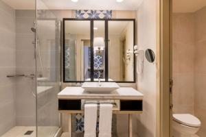 Bilik mandi di Radisson Blu Resort Saidia Beach