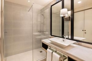 Bilik mandi di Radisson Blu Resort Saidia Beach