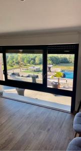 Cette chambre dispose d'une grande fenêtre offrant une vue sur la piscine. dans l'établissement VILLA DEL CASTAGNOL, à Saint-Nexans