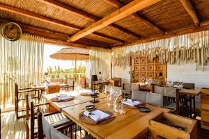 Ресторан / где поесть в Cumeja Beach Club & Hotel