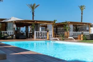 Бассейн в Cumeja Beach Club & Hotel или поблизости