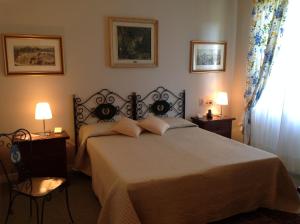 A bed or beds in a room at Park Hotel Napoleone