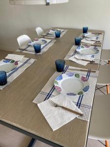 einem langen Tisch mit blauen und weißen Platten und Servietten in der Unterkunft IMPALS Apartamento 12 in Pals