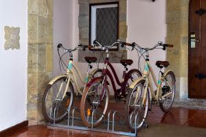 在Hotel Fortaleza do Guincho Relais & Châteaux内部或周边骑自行车
