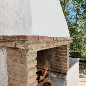 un horno de ladrillo con un fuego dentro de él en Alojamiento Rural el Seminario, en Siles