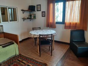ラ・オロタバにあるCasa rural en finca ecológicaのリビングルーム(テーブル、椅子付)