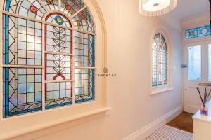 5 MIN TO CASTLE & SHOPS - CHARMING CHARACTER HOME