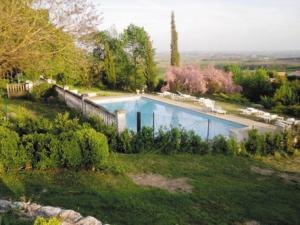 uma vista superior de uma piscina num quintal em Les gîtes de Franck em Fayssac