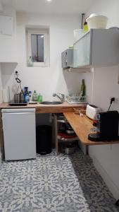 Dapur atau dapur kecil di Appartement rénové et cosy au calme