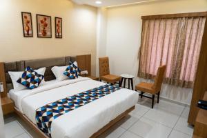 Ένα ή περισσότερα κρεβάτια σε δωμάτιο στο Hotel Lee Grand
