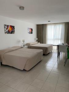 Habitación de hotel con 2 camas y mesa en Torre Potosi Departamentos en Rosario
