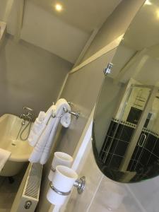 Ένα μπάνιο στο The Angel Inn B&B +5 φωτογραφίες