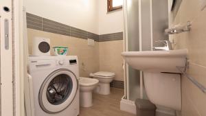 łazienka z pralką i toaletą w obiekcie The Tiny House - Wonderful Alghero w mieście Alghero