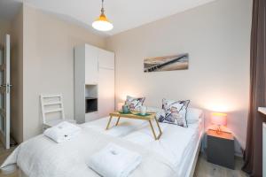 Кровать или кровати в номере Marcelin Estate Apartments by Renters