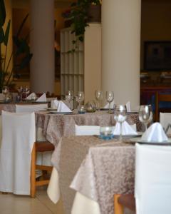 a group of tables with wine glasses on them at Hotel Spa La Terrassa in Platja  d'Aro