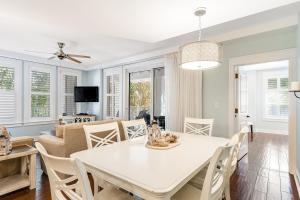 Телевизор и/или развлекательный центр в Sandestin Baytowne Wharf 449 Market St Inn
