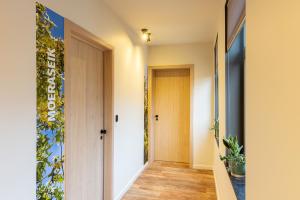 wewnętrzny korytarz z drzwiami i rośliną na ścianie w obiekcie 't Verschil w mieście Etikhove