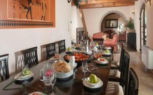 uma sala de jantar com uma mesa com comida em Villa Piaggetta 22 em Montaione