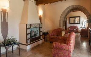 uma sala de estar com duas cadeiras e um sofá em Villa Piaggetta 22 em Montaione