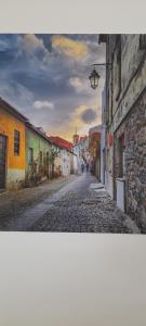 una vecchia strada di ciottoli in un centro storico di Altitude Alojamento e Restauração a Belmonte