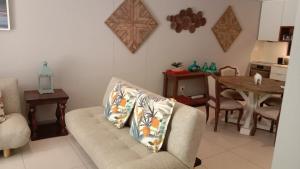 een woonkamer met een bank en een tafel bij Zimbali Suites 223 in Ballito