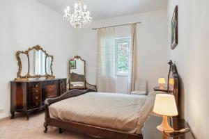 Una cama o camas en una habitación de Marcella's Countryhouse