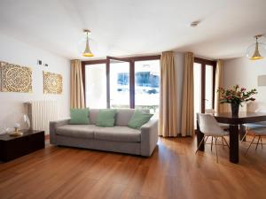 uma sala de estar com um sofá e uma mesa em Residenze Holiday Park em Ponte di Legno