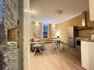 eine Küche und ein Wohnzimmer mit einem Sofa und einem Tisch in der Unterkunft LUXURY CAREGGI in Florenz