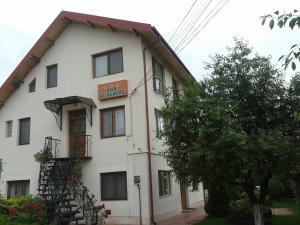 een wit gebouw met een bord erop bij Vila Belvedere in Galaţi