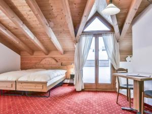 Кровать или кровати в номере Apartment Chalet Abendrot-9 by Interhome