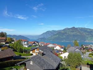 uma cidade com um lago e montanhas ao fundo em Apartment Mansalo by Interhome em Emmetten