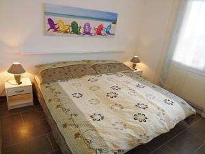 En eller flere senge i et værelse på Apartment Mansalo by Interhome