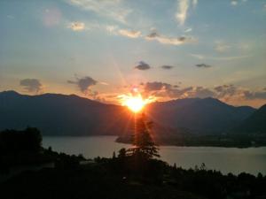 PiazzognaにあるApartment Miralago - Utoring-13 by Interhomeの湖上の夕日
