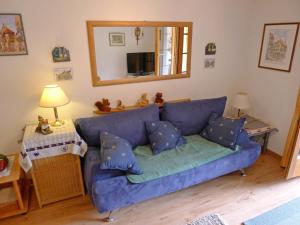 グレヘンにあるApartment Sierra Vista by Interhomeのリビングルーム(枕付きの青いソファ付)