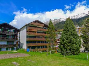 een gebouw met bomen voor een berg bij Apartment Matten - Utoring-19 by Interhome in Zermatt