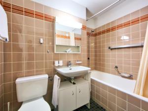 ロイカーバートにあるApartment Ringstrasse - Utoring-14 by Interhomeのバスルーム(トイレ、洗面台、バスタブ付)