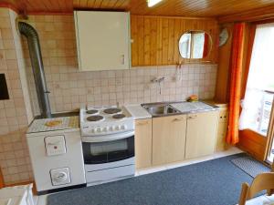 Η κουζίνα ή μικρή κουζίνα στο Apartment Heiderösli-1 by Interhome