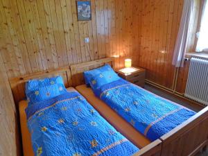 Llit o llits en una habitació de Apartment Heiderösli-1 by Interhome