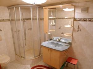 Vonios kambarys apgyvendinimo įstaigoje Apartment Heiderösli-1 by Interhome