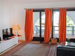 TV a/nebo společenská místnost v ubytování Apartment Miralago - Utoring-7 by Interhome