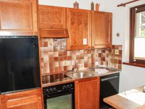 A kitchen or kitchenette at Apartment Miralago - Utoring-7 by Interhome