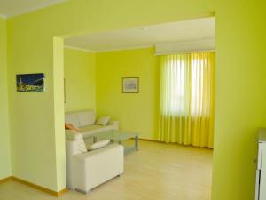 ein Wohnzimmer mit einem Sofa und einem Tisch in der Unterkunft Apartment Corallo - Utoring-23 by Interhome in Ascona