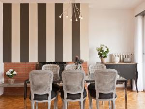 comedor con mesa y sillas en Apartment Large Suite by Interhome, en Ascona