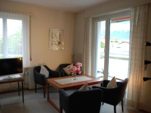 un soggiorno con tavolo e sedie di Apartment Residenza Corallo-20 by Interhome ad Ascona